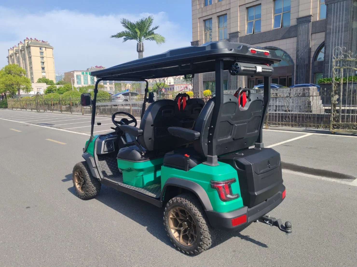 Factory Supply Golf Car 4 Wheel Electric Golf Cart OEM for Club, Park &amp; Scenic Area