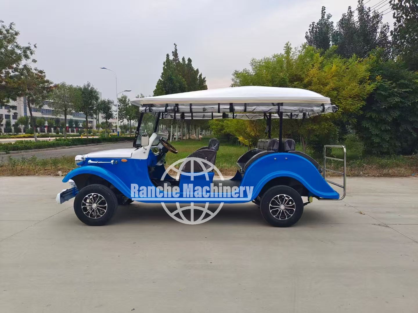 Customizable Four-Wheel Electric Vehicle Retro Classic Solar Powered Golf Cart with New Energy From Manufacturers
