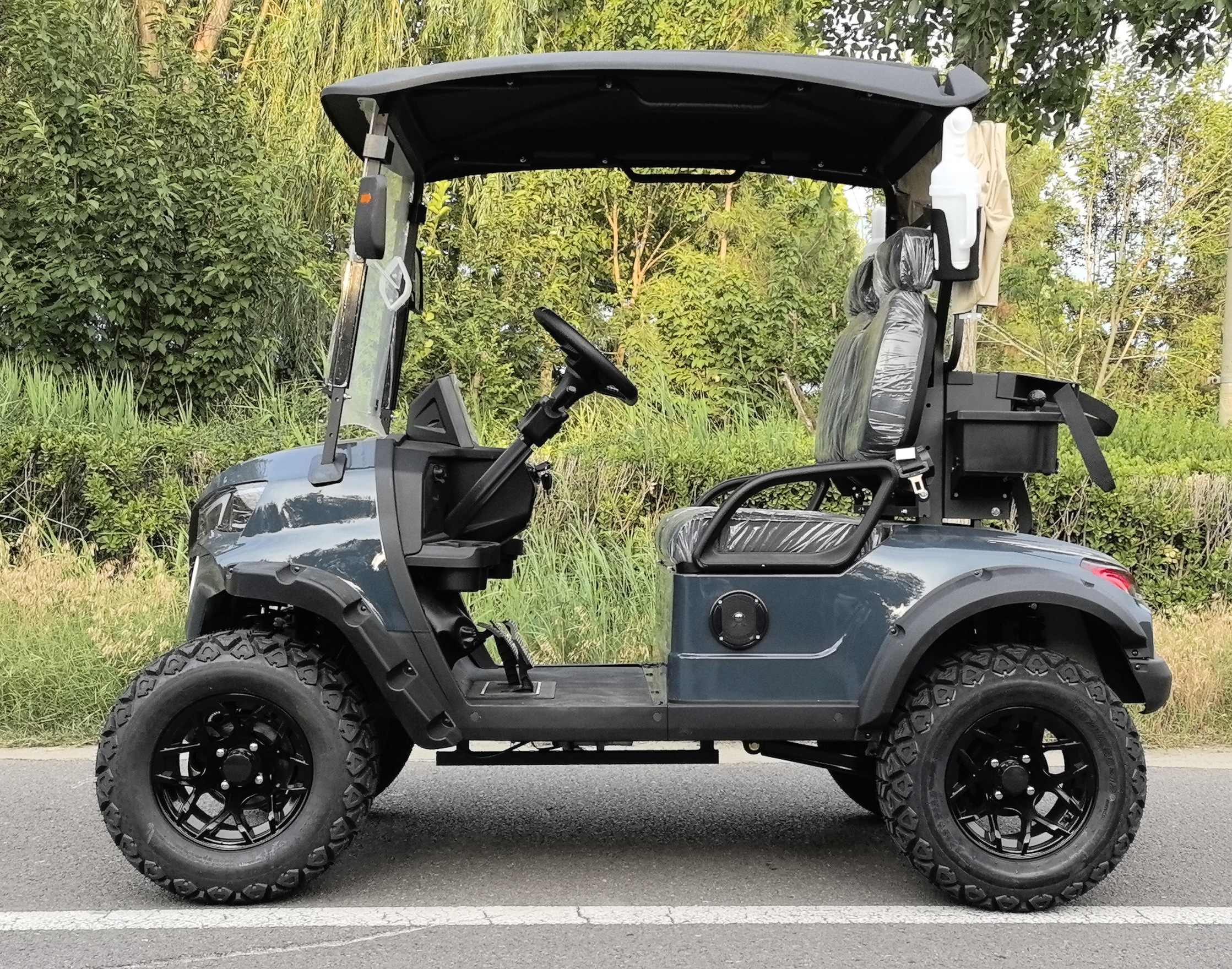 CE Approved China Made 1-2 Seats Battery Powered Electric Aluminum Golf Cart Solar Panel Power Generation 90km Range