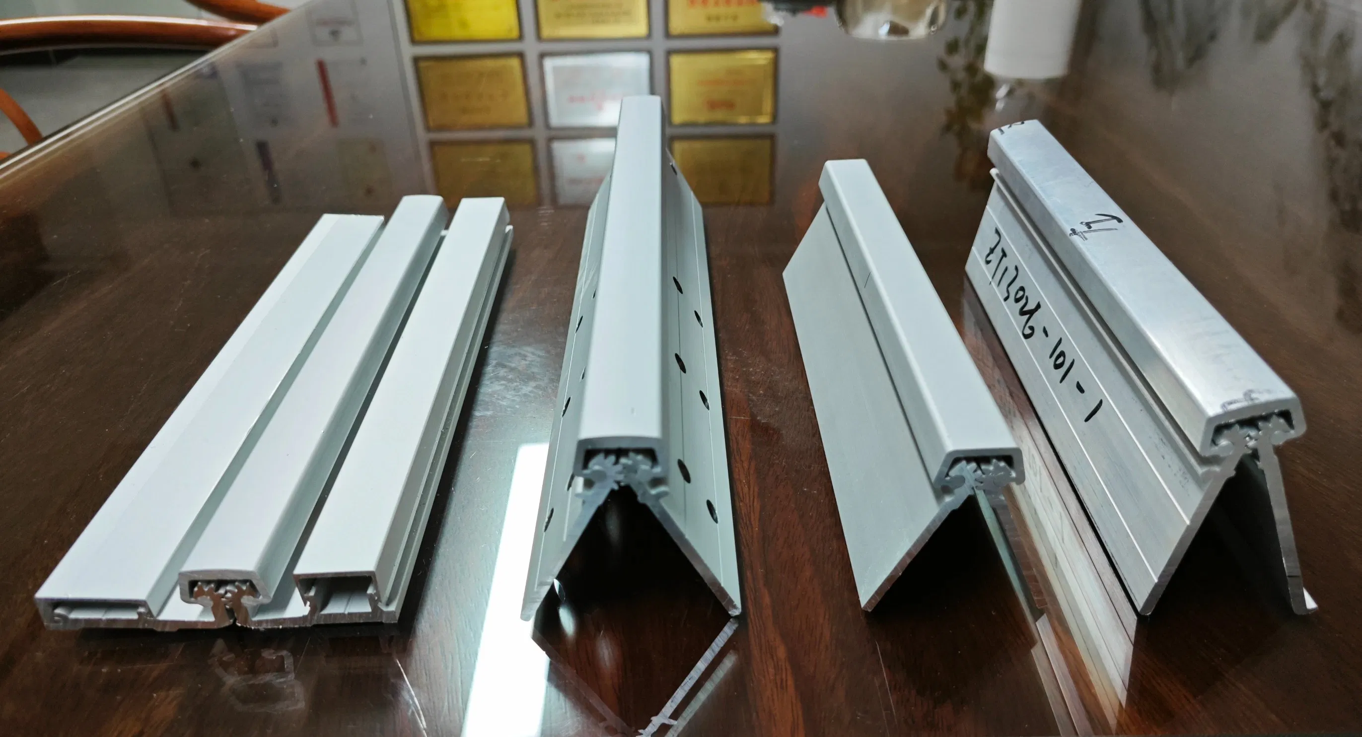 High Quality Customized Aluminium Alloy Geared Continuous Hinge for Aluminium Profile