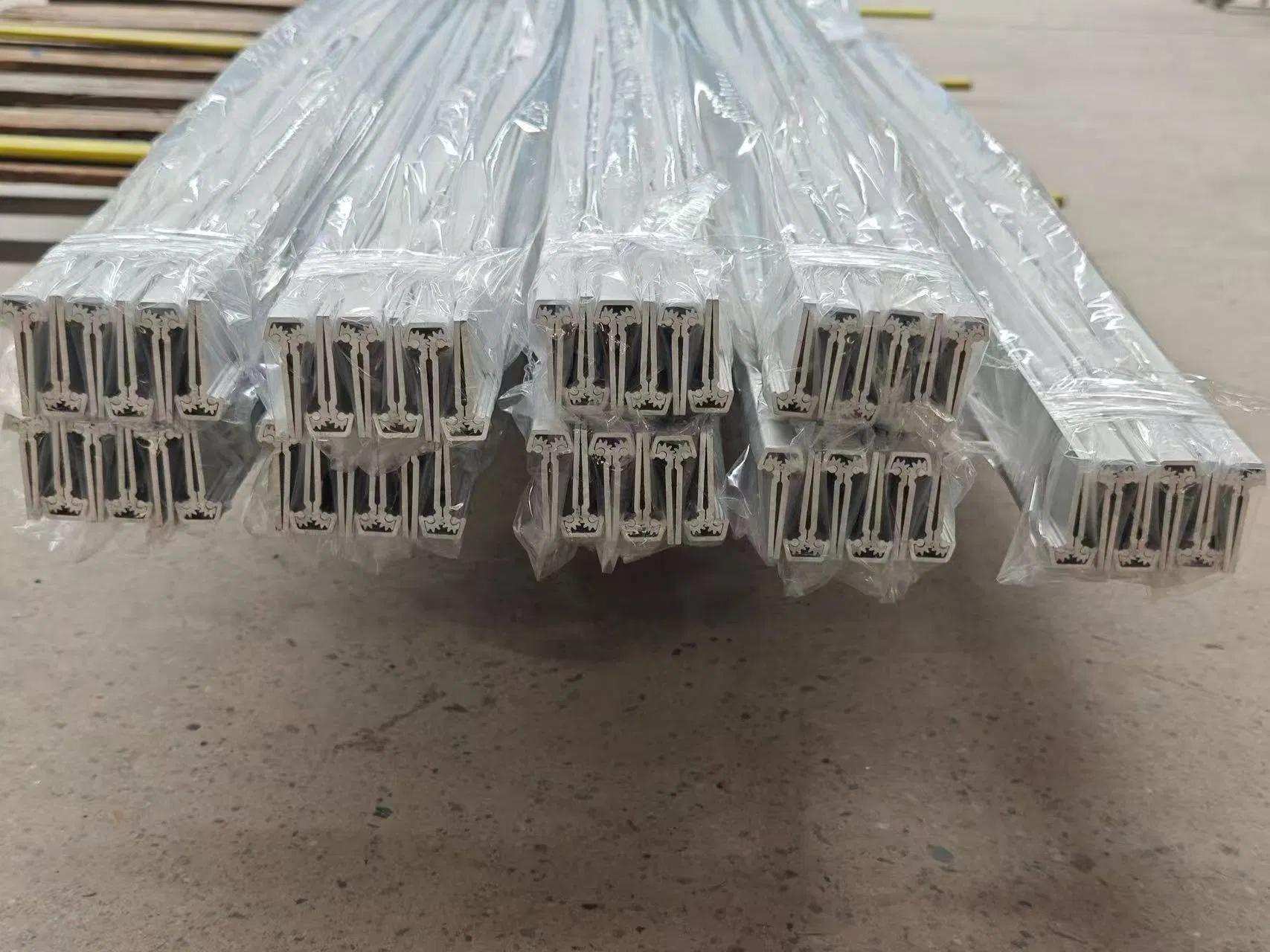 Modern Design Half Surface Continuous Geared Hinges Heavy Duty Louvered Pergola Aluminum Door Hinges Made in China