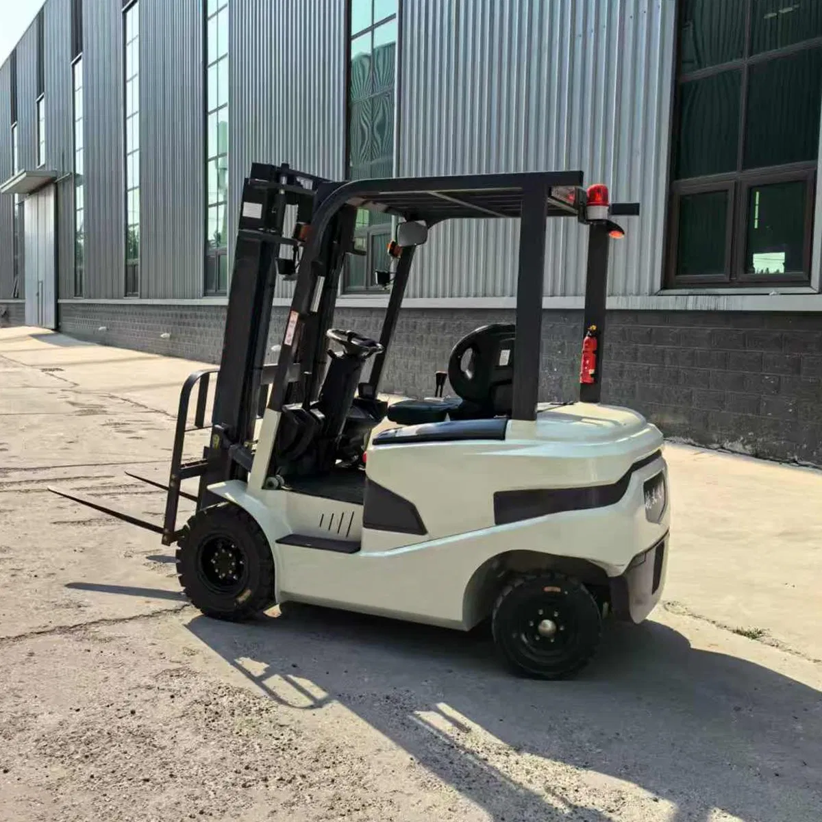 Battery Forklift - Thermal Stability, Automated Docking &amp; Sturdy for Cold Chain Warehouse Handling