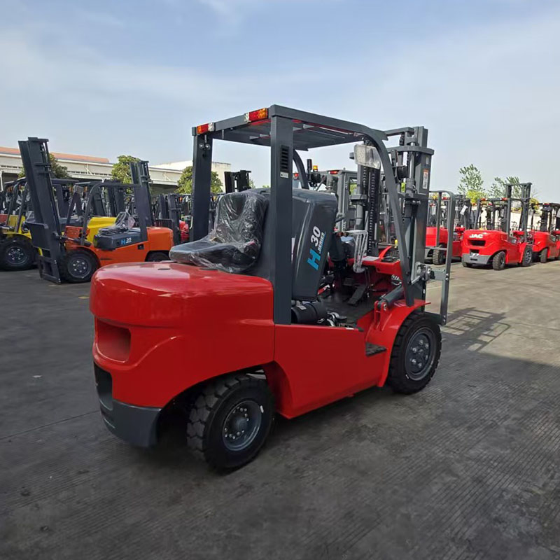 Reliable Hydraulic Powered Diesel Forklift for Warehouse Use