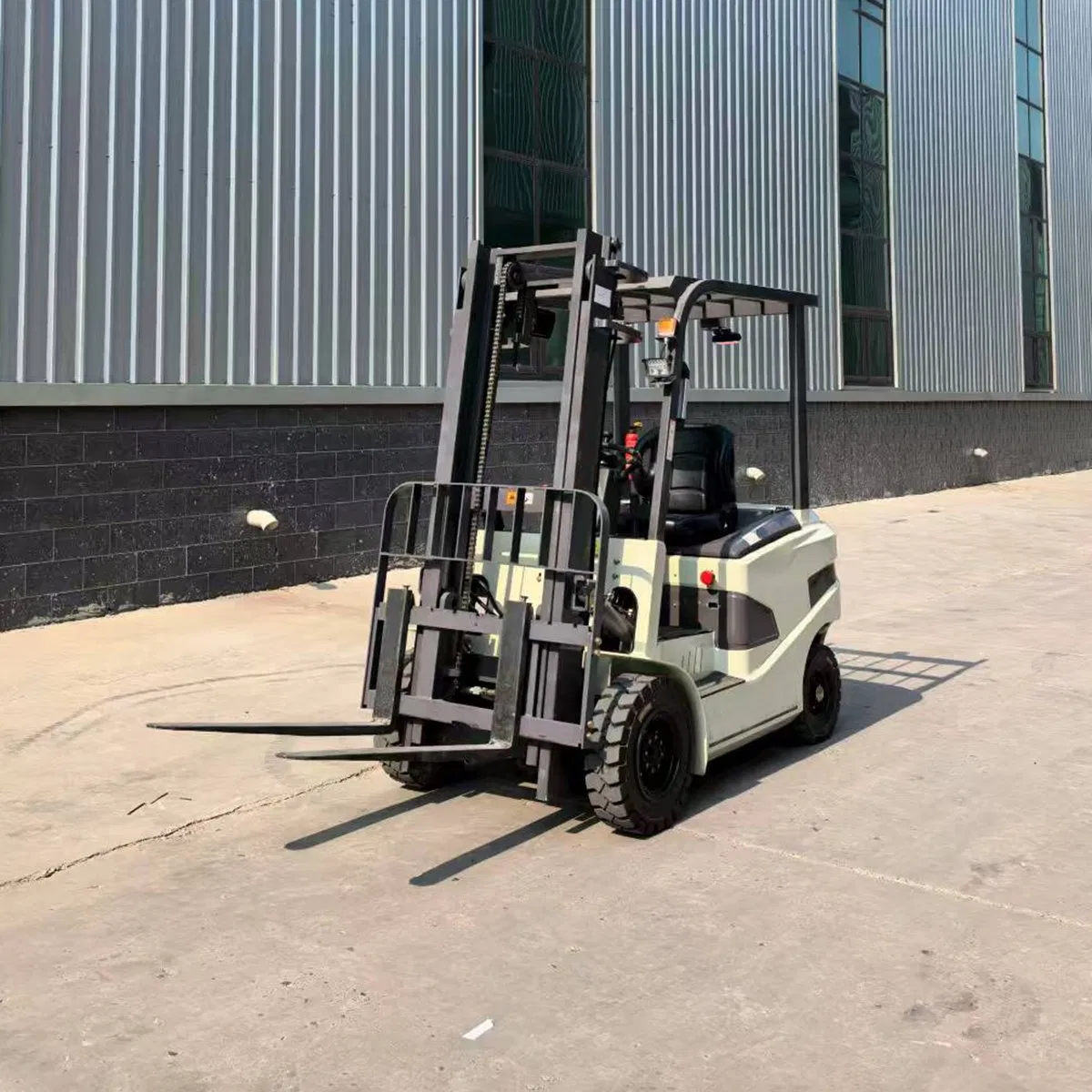 Battery Forklift - Thermal Stability, Automated Docking &amp; Sturdy for Cold Chain Warehouse Handling