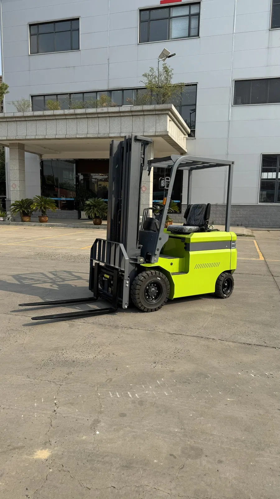 Heavy-Duty IP54 Forklift Truck for Indoor Warehouse Use