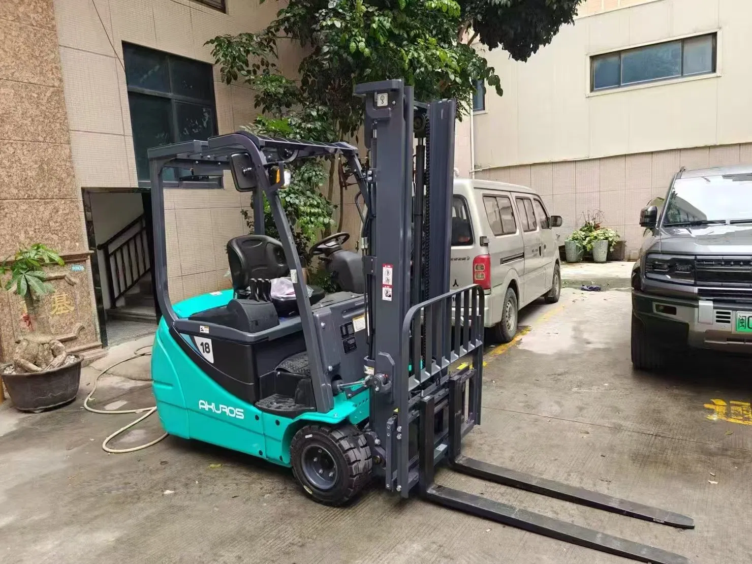 Energy-Efficient Heated OEM Electric Forklift Truck for Food Warehousing