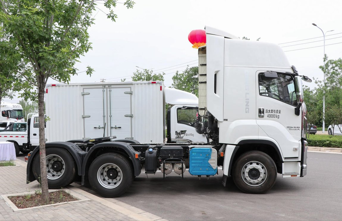 Tow The Head Tractor for Transportation of Large Quantities of Goods