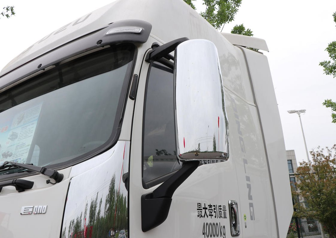 Tow The Head Tractor for Transportation of Large Quantities of Goods