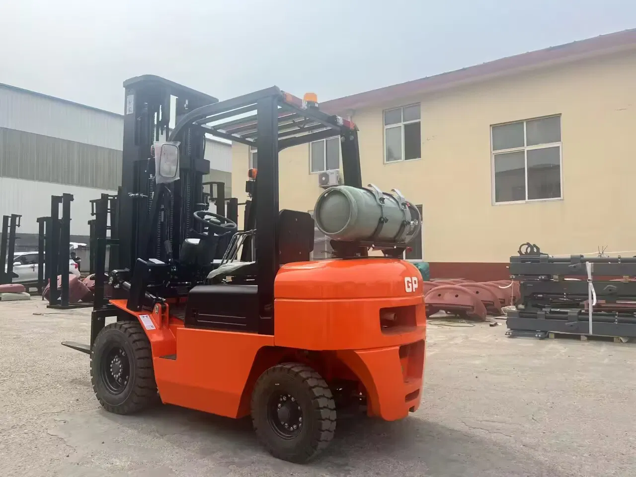 2.5 Ton Gasoline/LPG Forklift Truck Truck With4.8m Lift Height with Stage Mast Customizable Body Colors