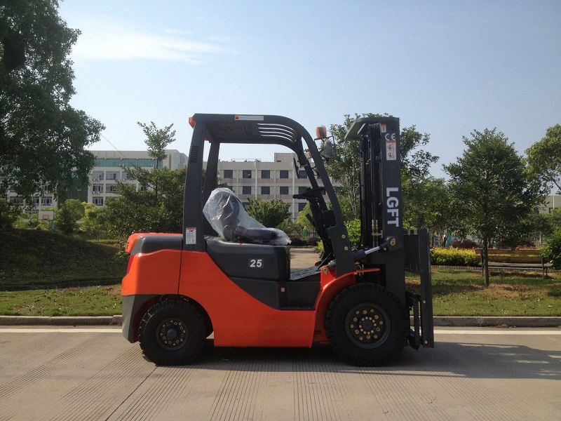 New Terrain Forklift Diesel 2.5 3.5ton New Mini Diesel Forklift Material Bucket