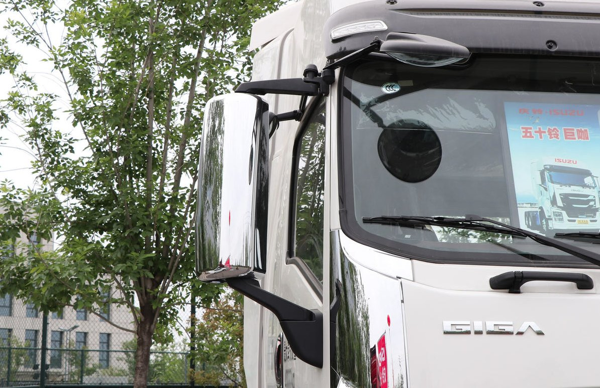 Tow The Head Tractor for Transportation of Large Quantities of Goods