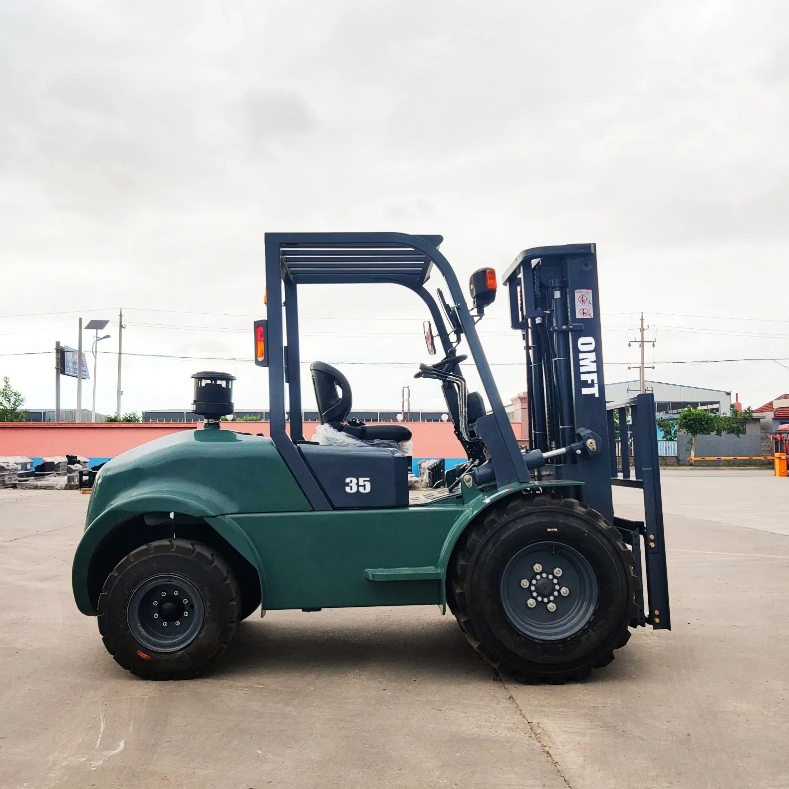 Rough Terrain Diesel Forklift Truck 3.0 Ton with Cummins Engine 3.0 T