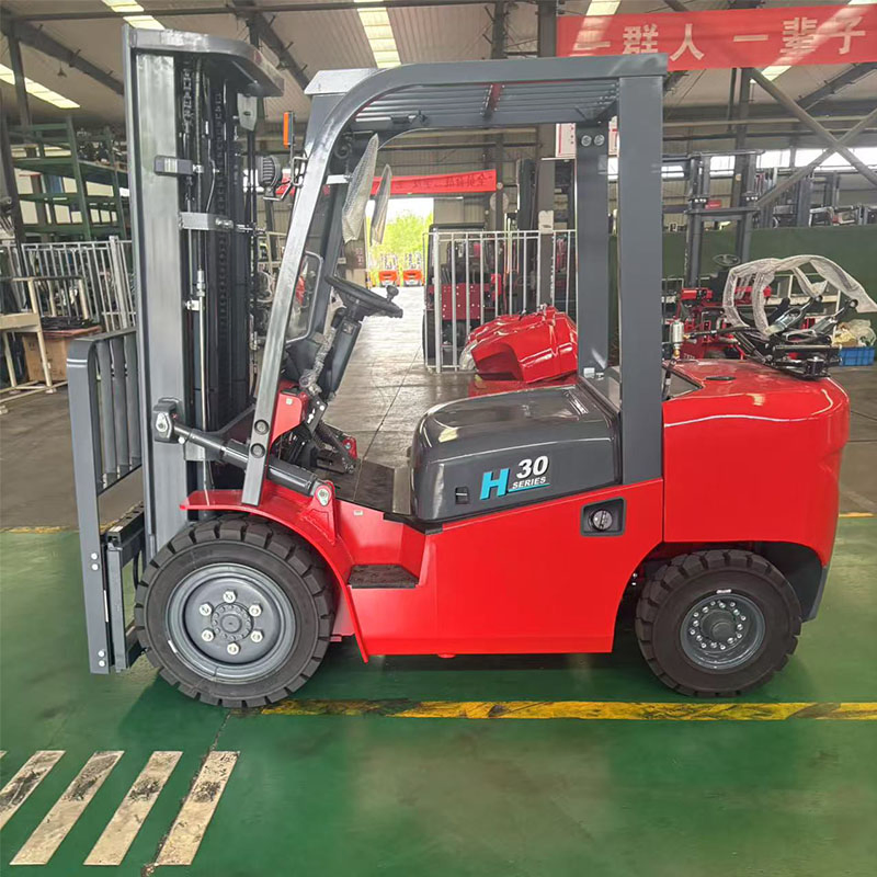 Reliable Hydraulic Powered Diesel Forklift for Warehouse Use