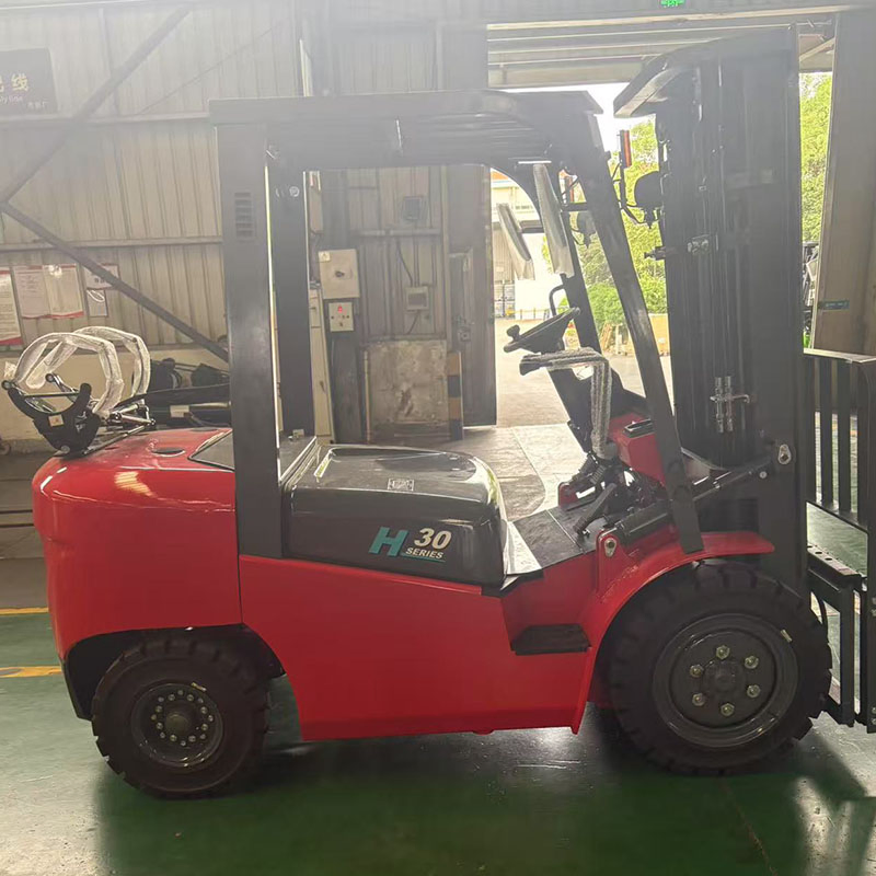 Reliable Hydraulic Powered Diesel Forklift for Warehouse Use