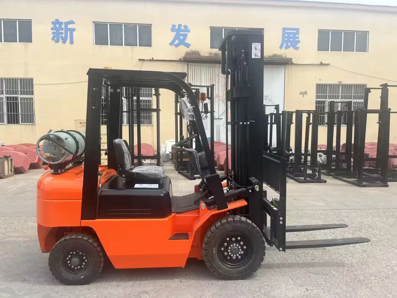 2.5 Ton Gasoline/LPG Forklift Truck Truck With4.8m Lift Height with Stage Mast Customizable Body Colors
