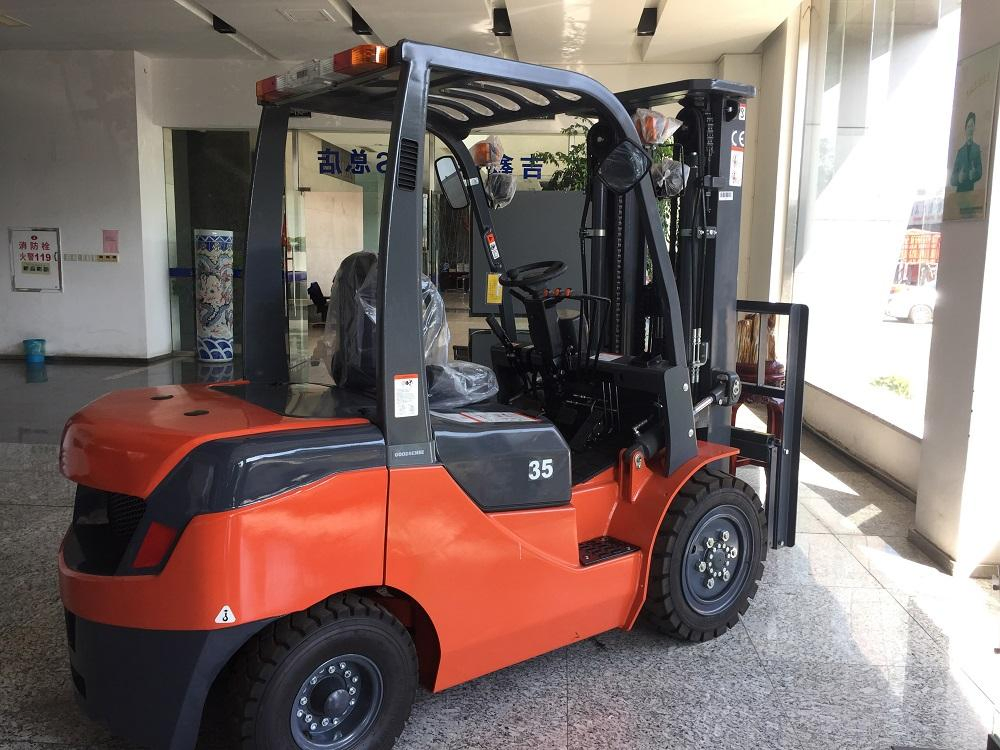 New Terrain Forklift Diesel 2.5 3.5ton New Mini Diesel Forklift Material Bucket
