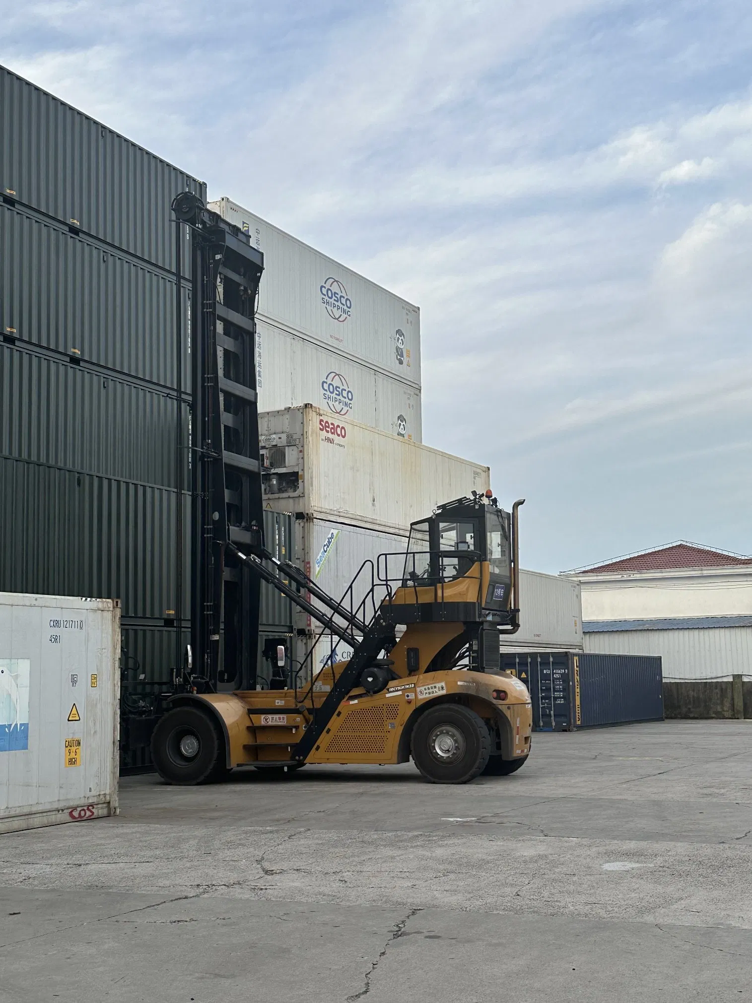 Factory Outlets 9 Tons off-Road Heavy Duty Empty Container Handler Sdcy90K7h2