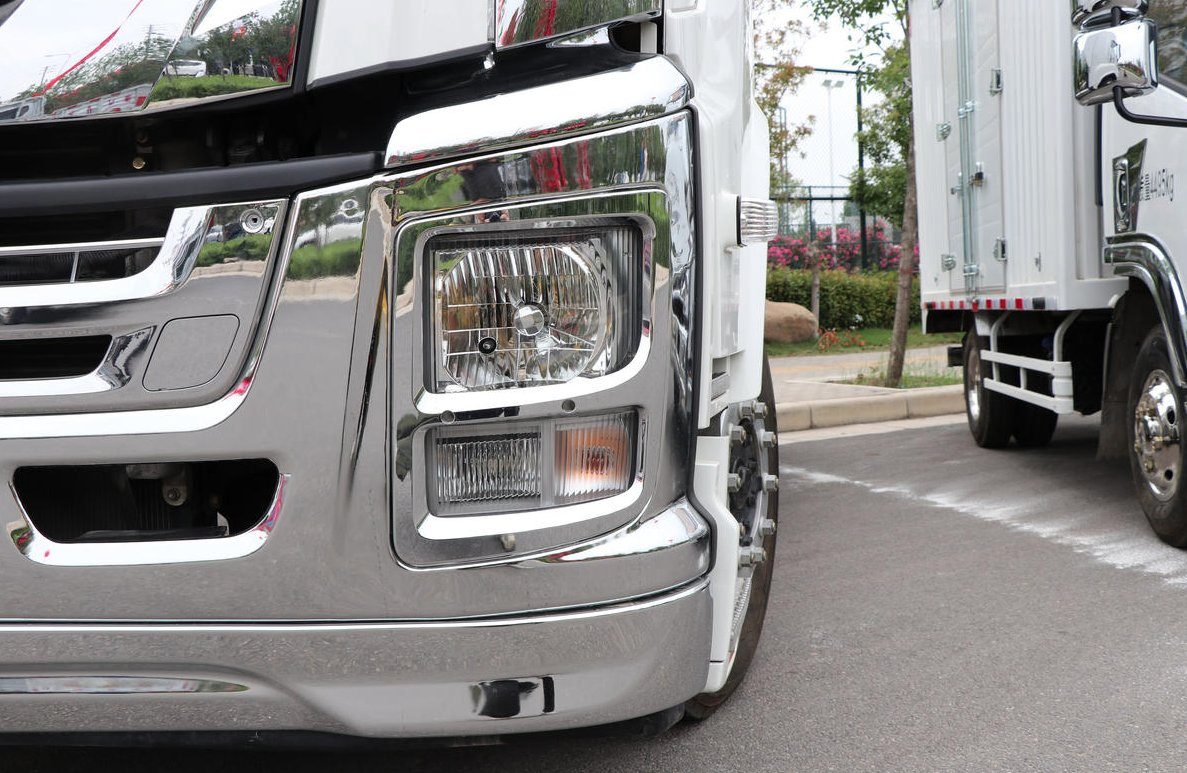 Tow The Head Tractor for Transportation of Large Quantities of Goods