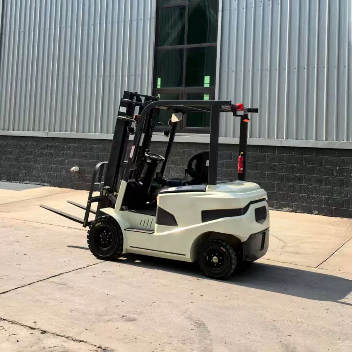 Battery Forklift - Thermal Stability, Automated Docking &amp; Sturdy for Cold Chain Warehouse Handling