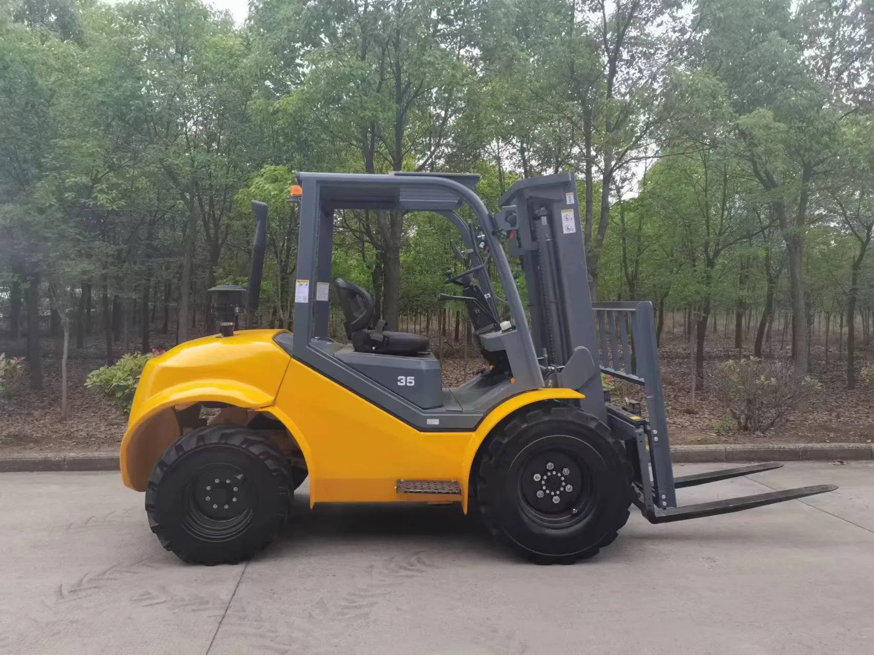 4 Wheel Drive Rough Terrain Diesel Forklift Truck with EPA Engine High Quality off-Road Forklift Outdoor Use with Closed Cabin AC
