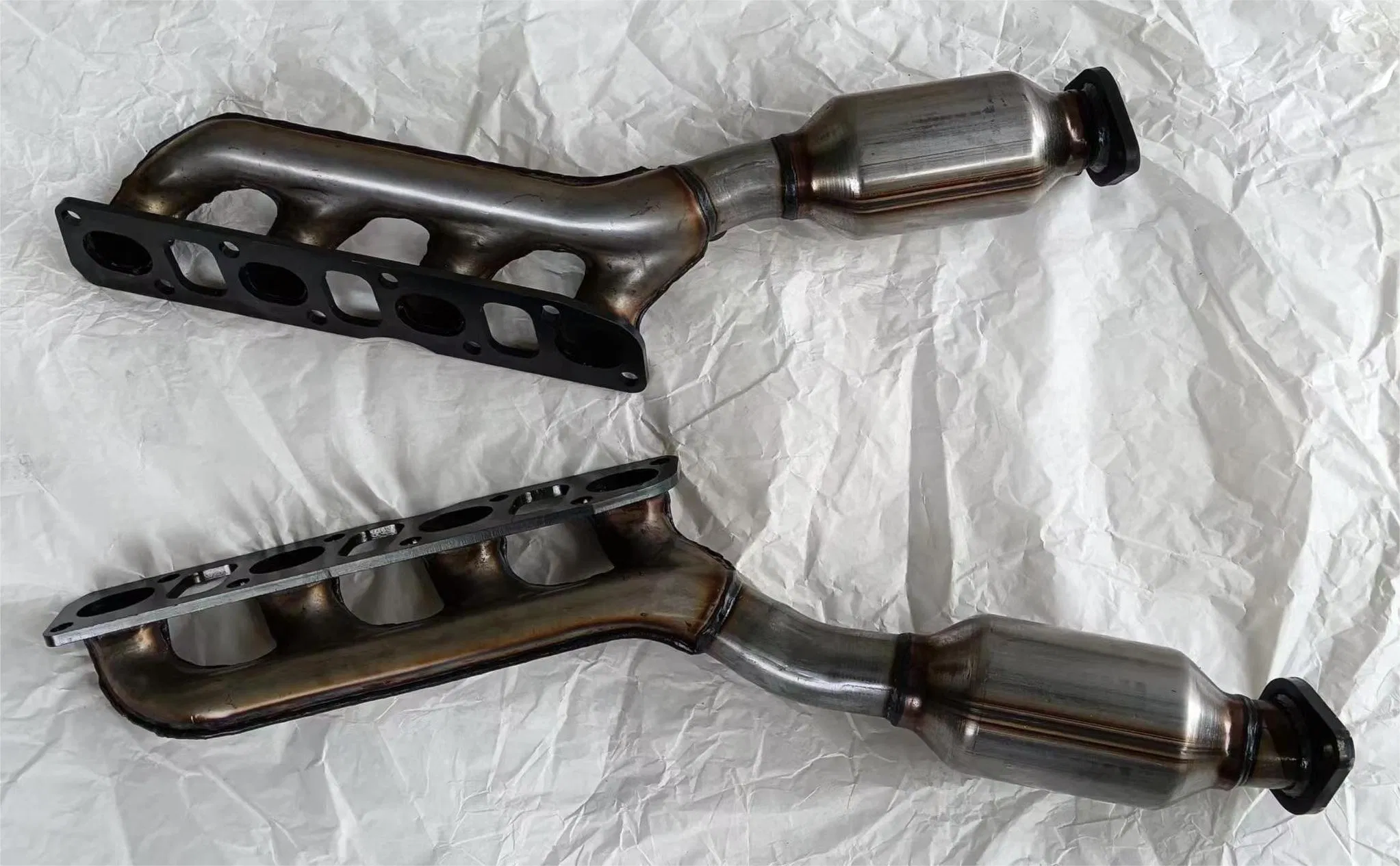 The Source Factory Offers Low Prices Stainless Steel 409ss Auto Parts Used for Direct Fit Honeycomb Ceramic Carrier Catalytic Converter