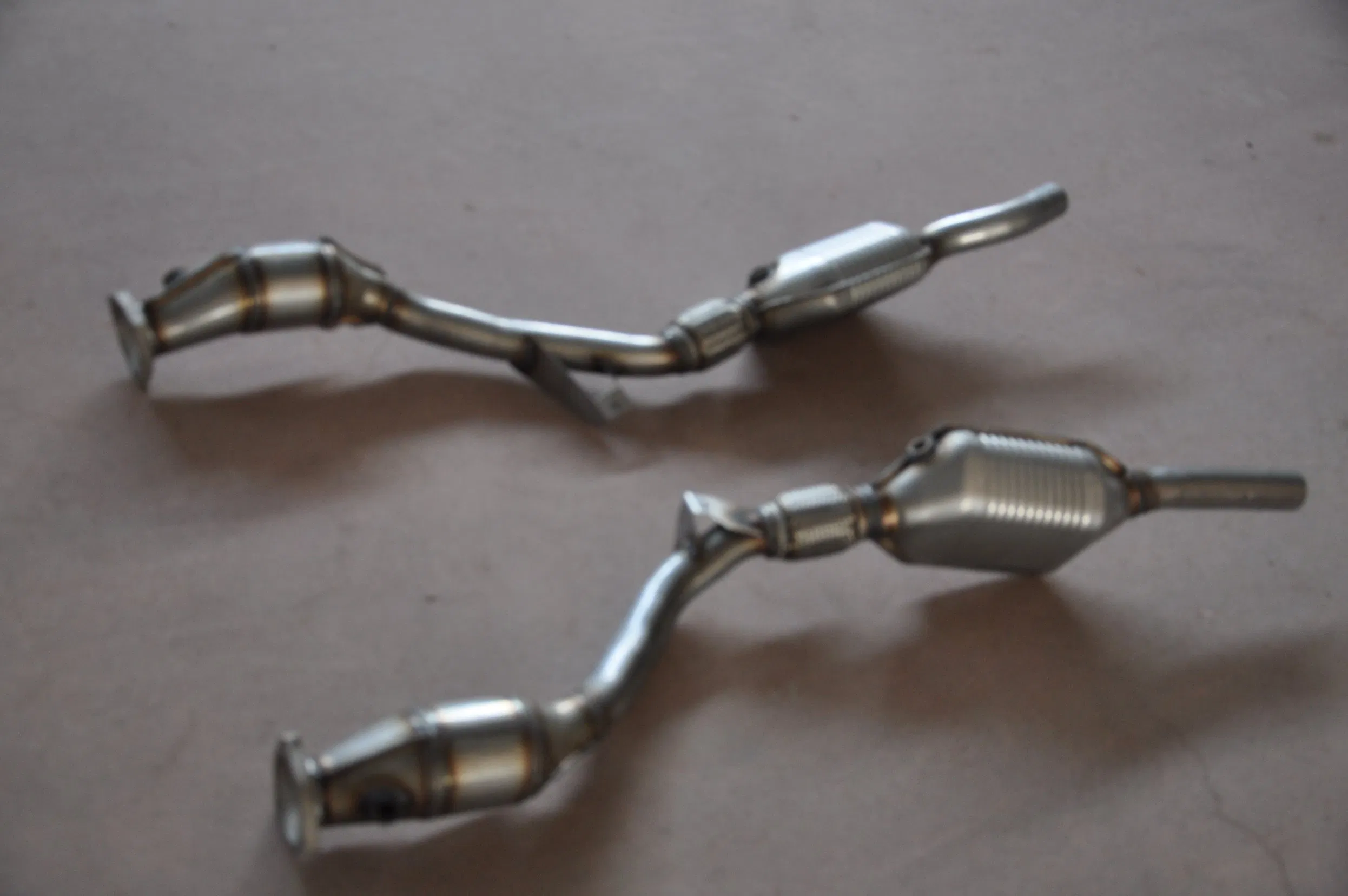 Auto Catalytic 2.5 Inch Universal High Flow Front Catalytic Converter Universal Catalytic Fit with O2 Port