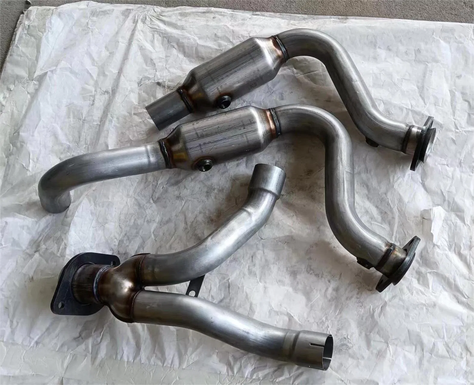 The Source Factory Offers Low Prices Stainless Steel 409ss Auto Parts Used for Direct Fit Honeycomb Ceramic Carrier Catalytic Converter