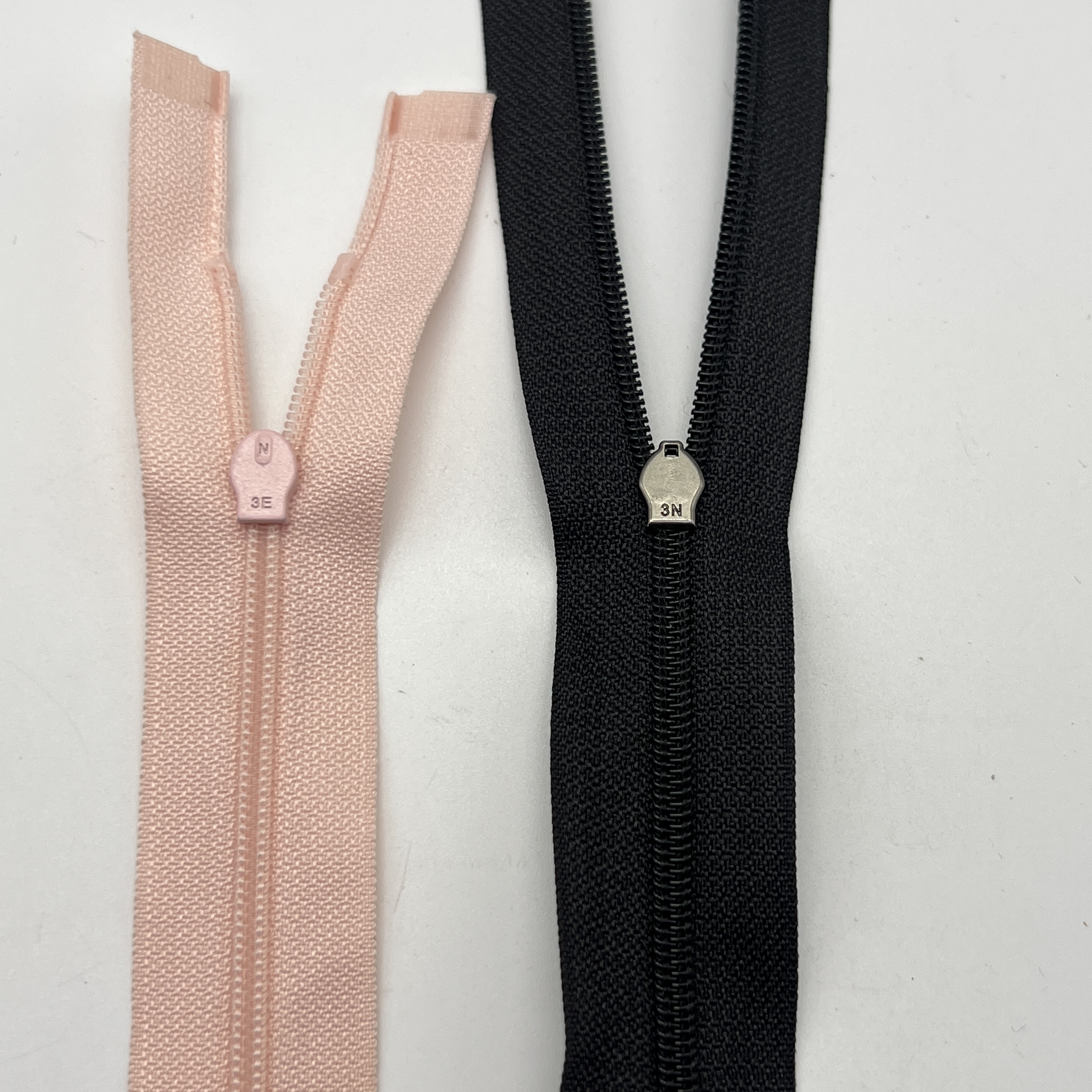 Direct Factory Sale of 3# Nylon Open-End Double-Sided Zipper with Smooth Puller Not Prone to Jamming