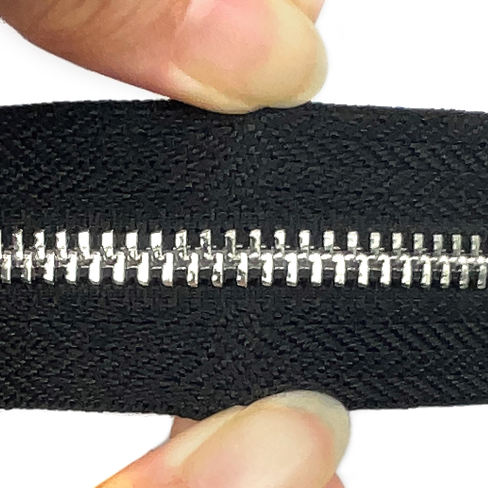 New Arrival Eco-Friendly Titanium Aluminum Alloy Continuous Long Chain Metal Zipper 5# Y Teeth High Quality for Handbag