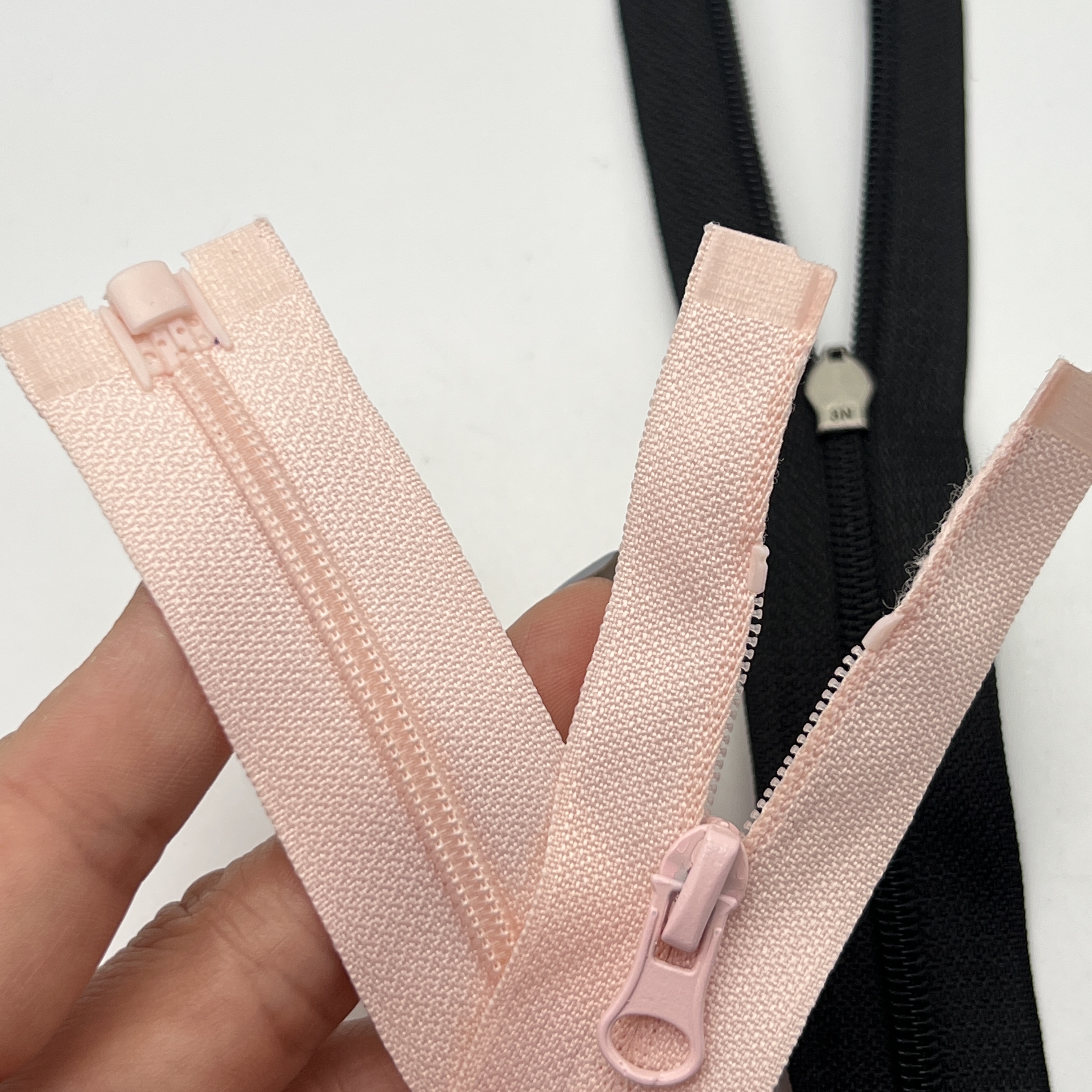 Direct Factory Sale of 3# Nylon Open-End Double-Sided Zipper with Smooth Puller Not Prone to Jamming
