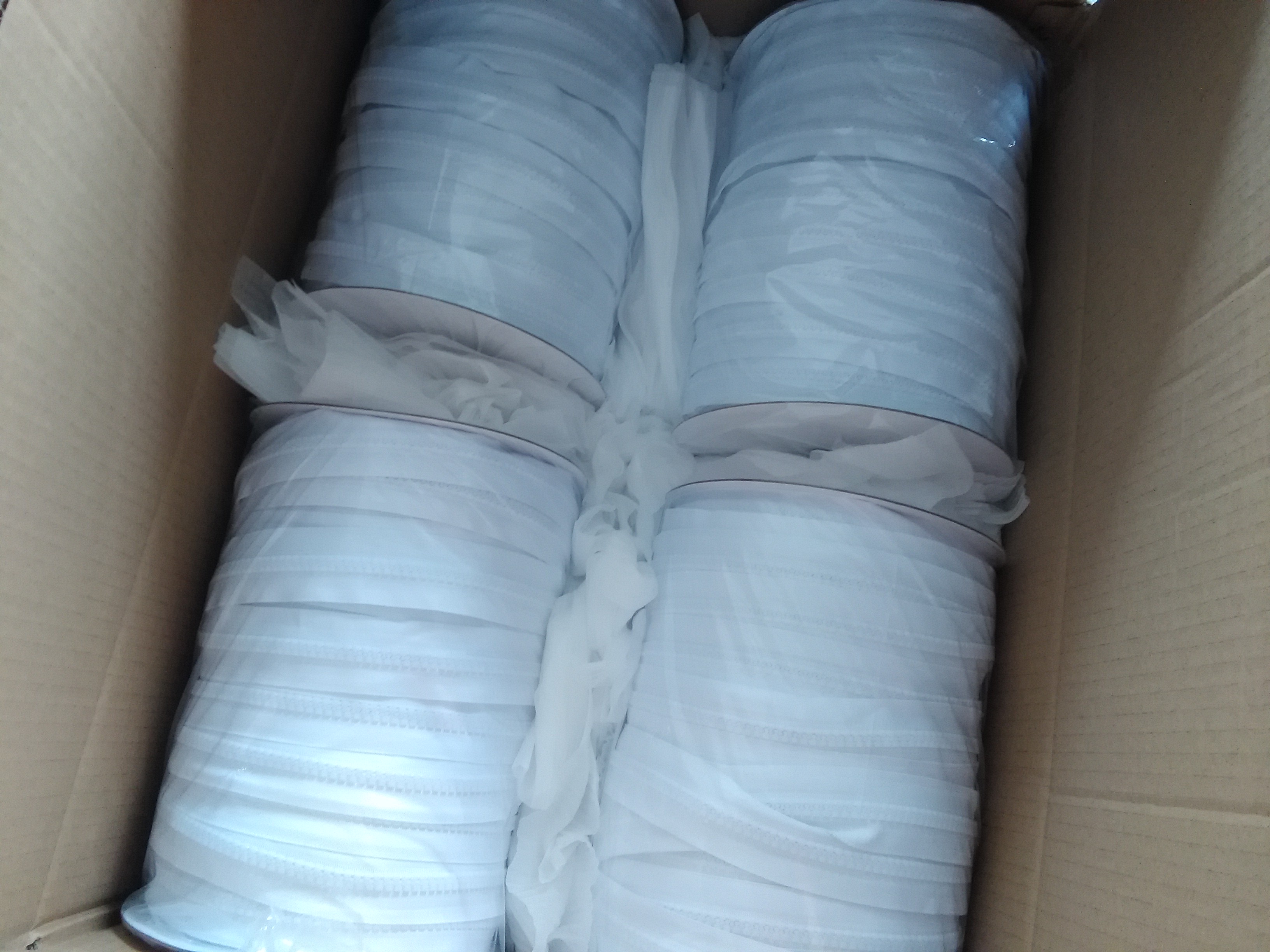 Custom Packate Long Chain Continous Roll Plastic #8 White Vislon Zipper in Bobbin