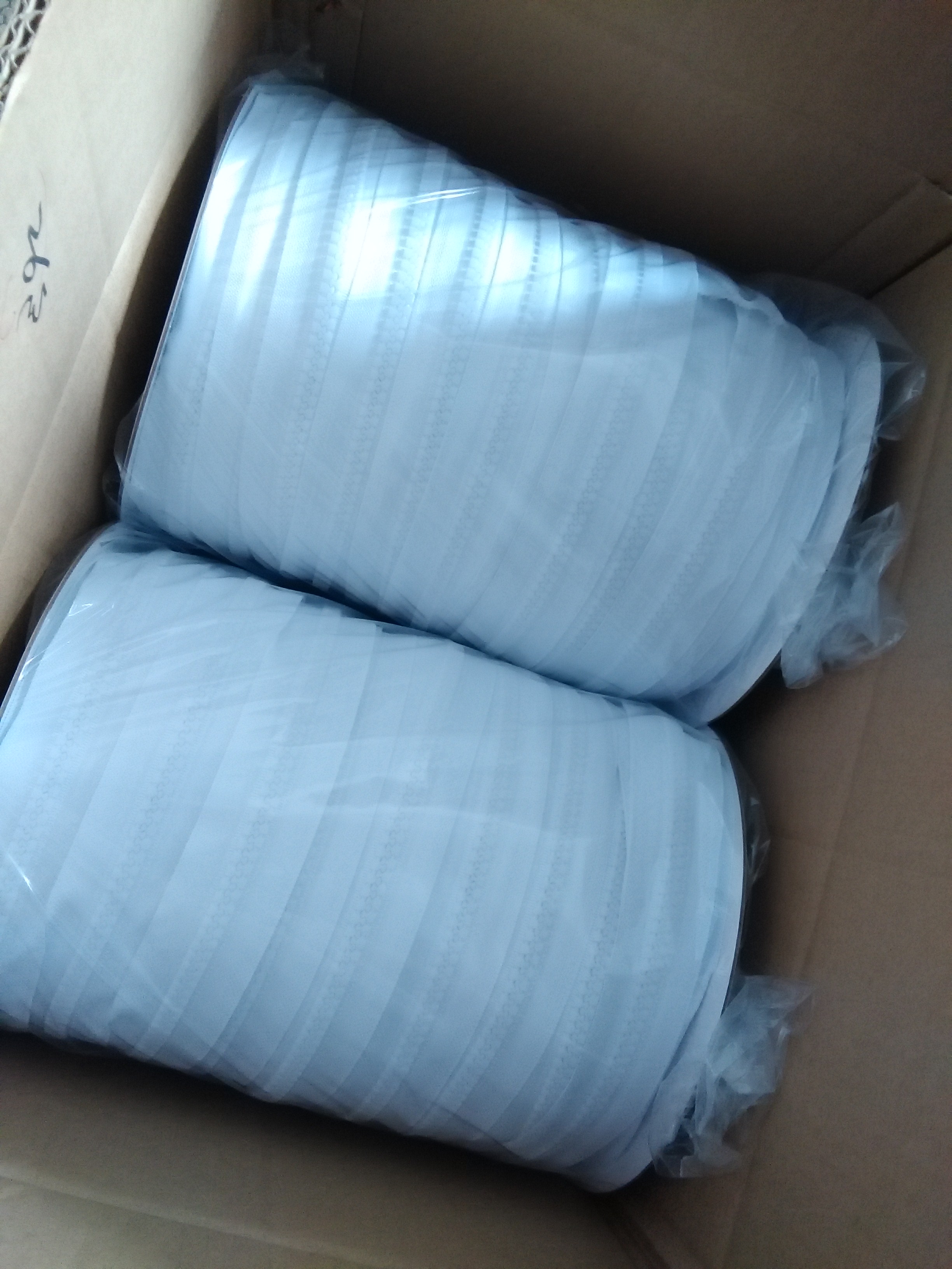 Custom Packate Long Chain Continous Roll Plastic #8 White Vislon Zipper in Bobbin
