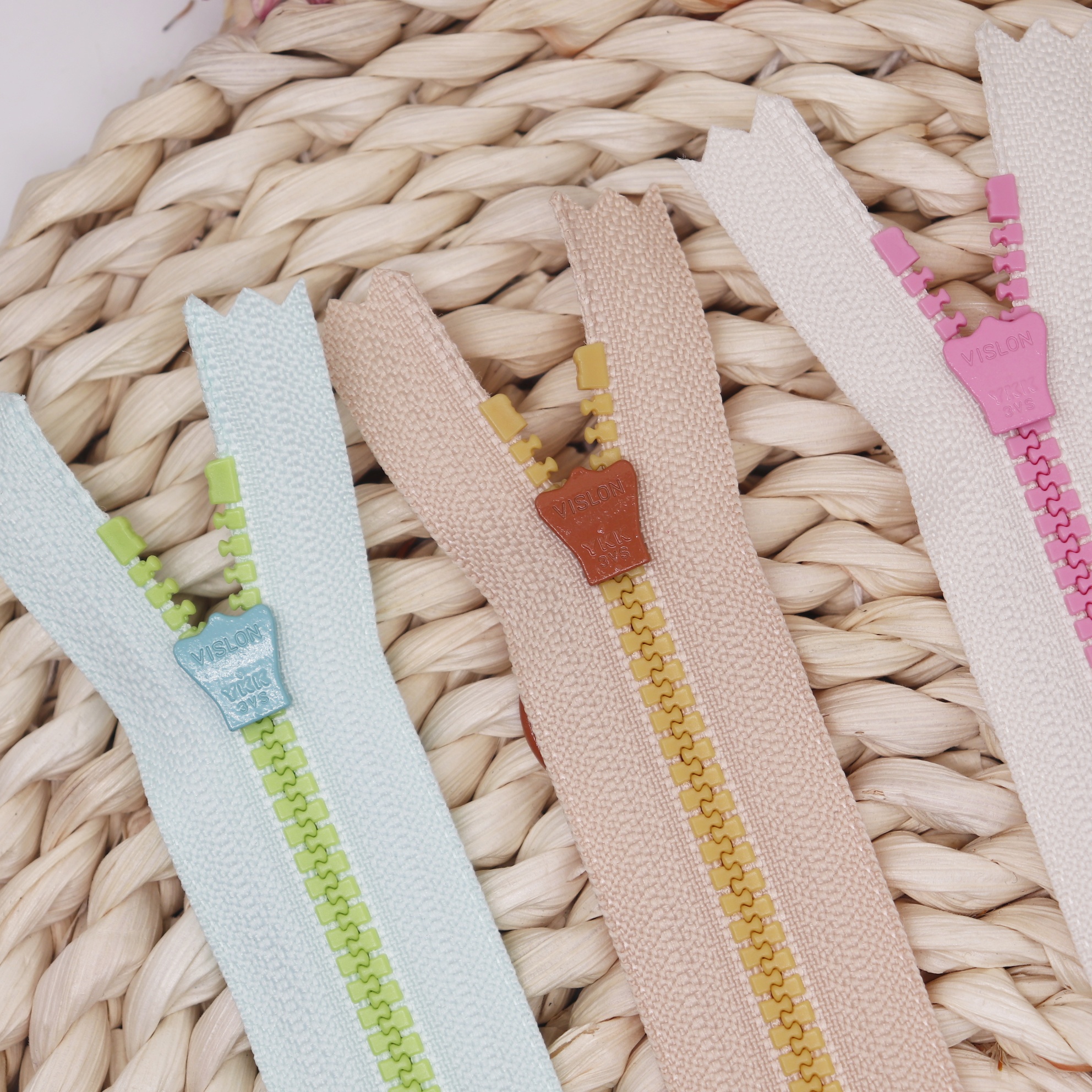 High-quality Genuine YKK Vislon Zipper #3 Close-end Plastic Zipper Colorful Zipper Ideal For Handbags And Kids' Jackets