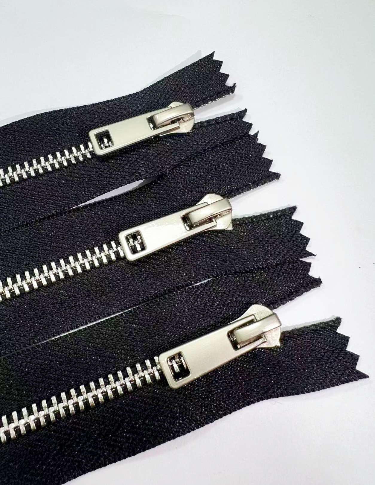 Aluminum Automatic Locking Zipper Effortless Opening Suitable for Apparel Footwear Textile Products Metal Zipper with Closed End