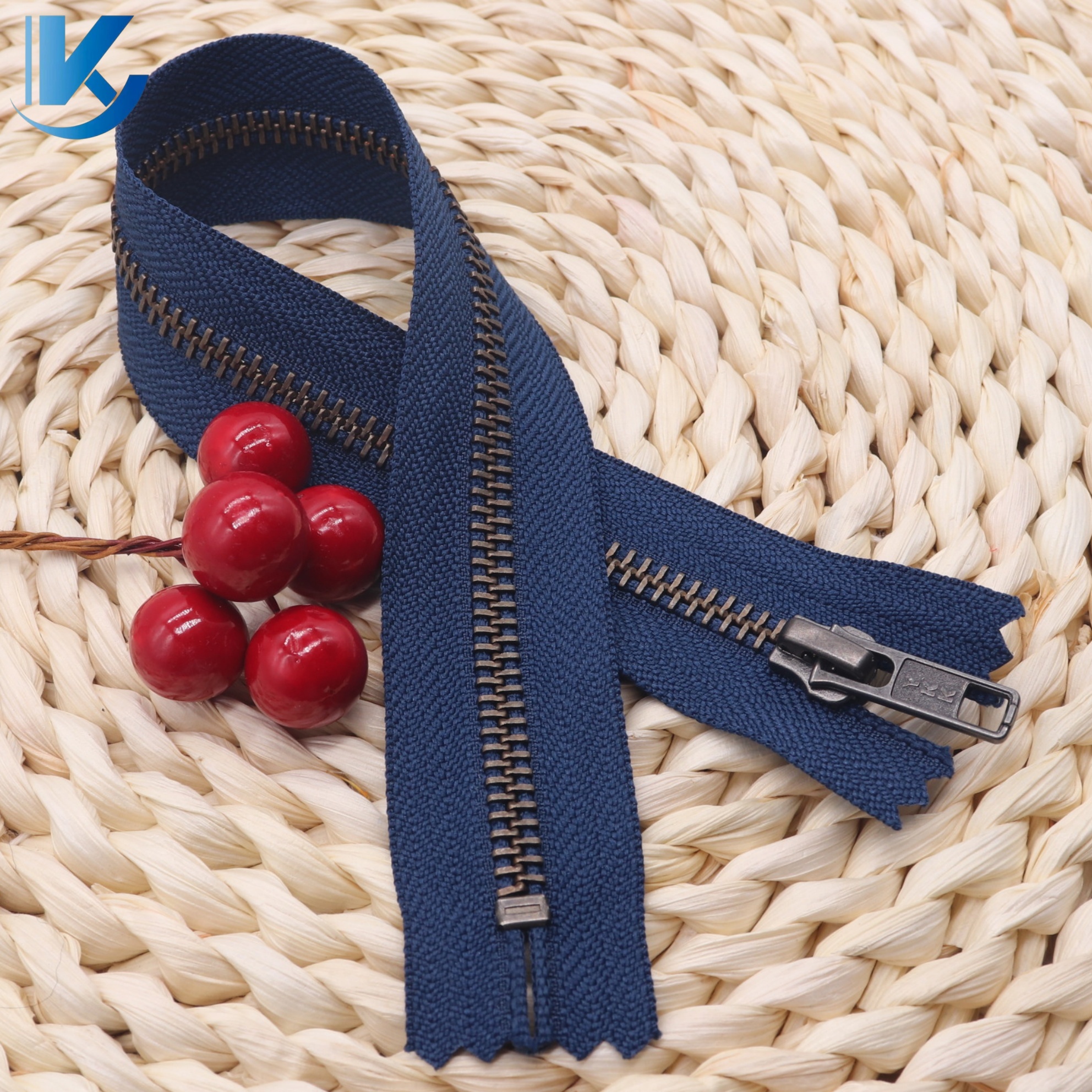 5# Copper Silver Metal Zipper Factory Wholesale High-quality Zipper Puller Can Be Customized For Jacket Jeans