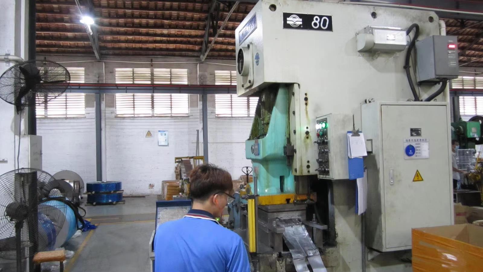 Processo de estampagem de componentes para painéis solares EcoGo