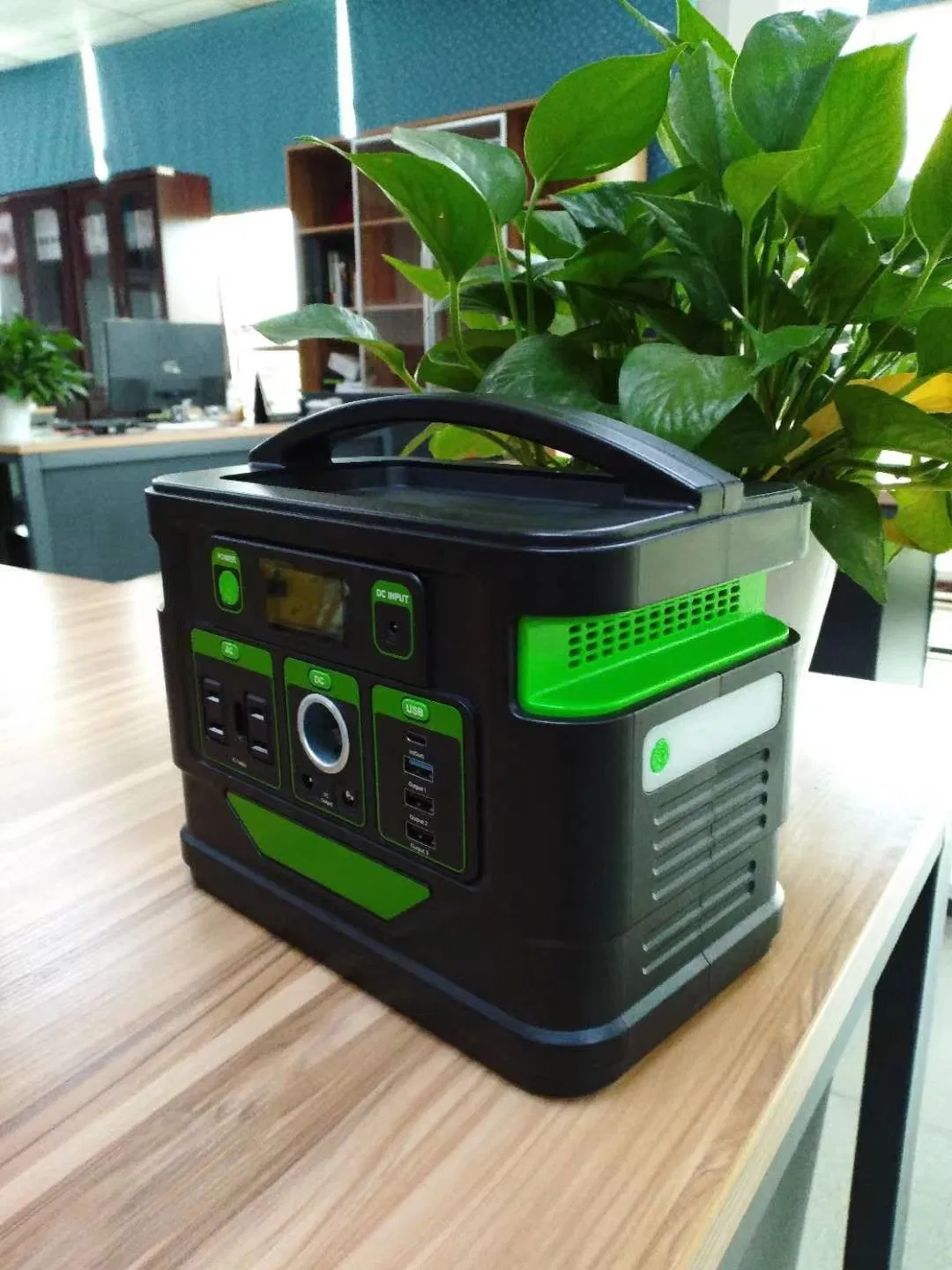 Gerador solar portátil e móvel para celular, uso doméstico e comercial