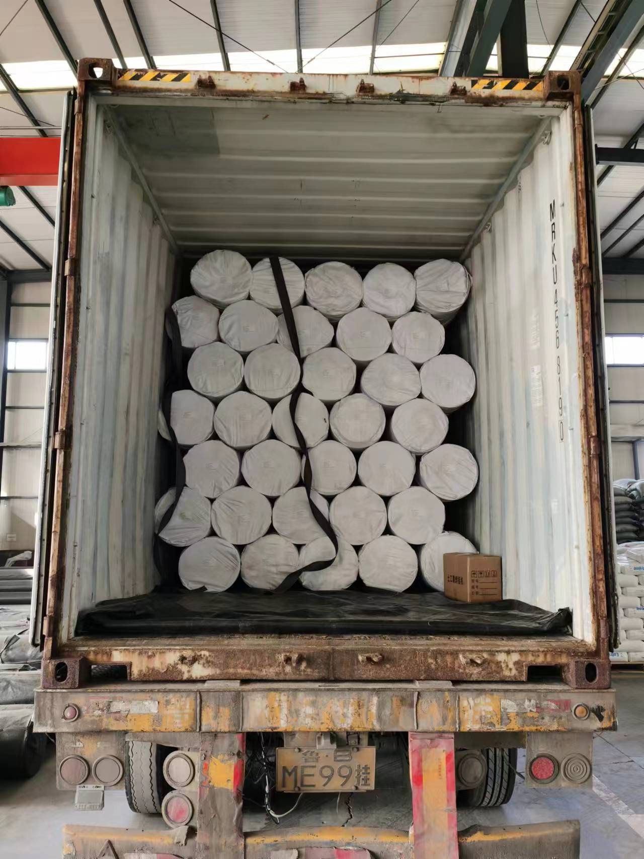 Geomembrane roll packing