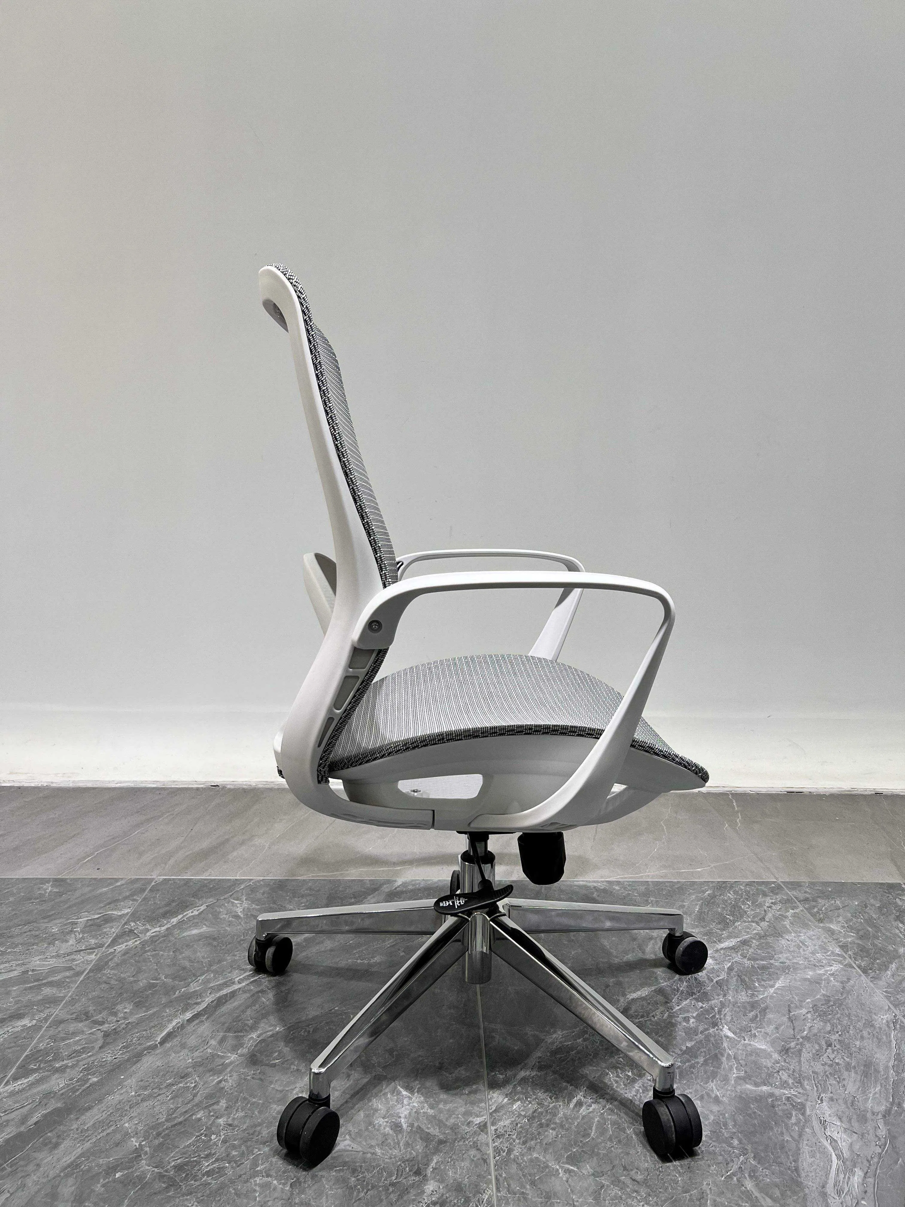 Stylish Ergonomic Mesh Office Chair with Adjustable Height