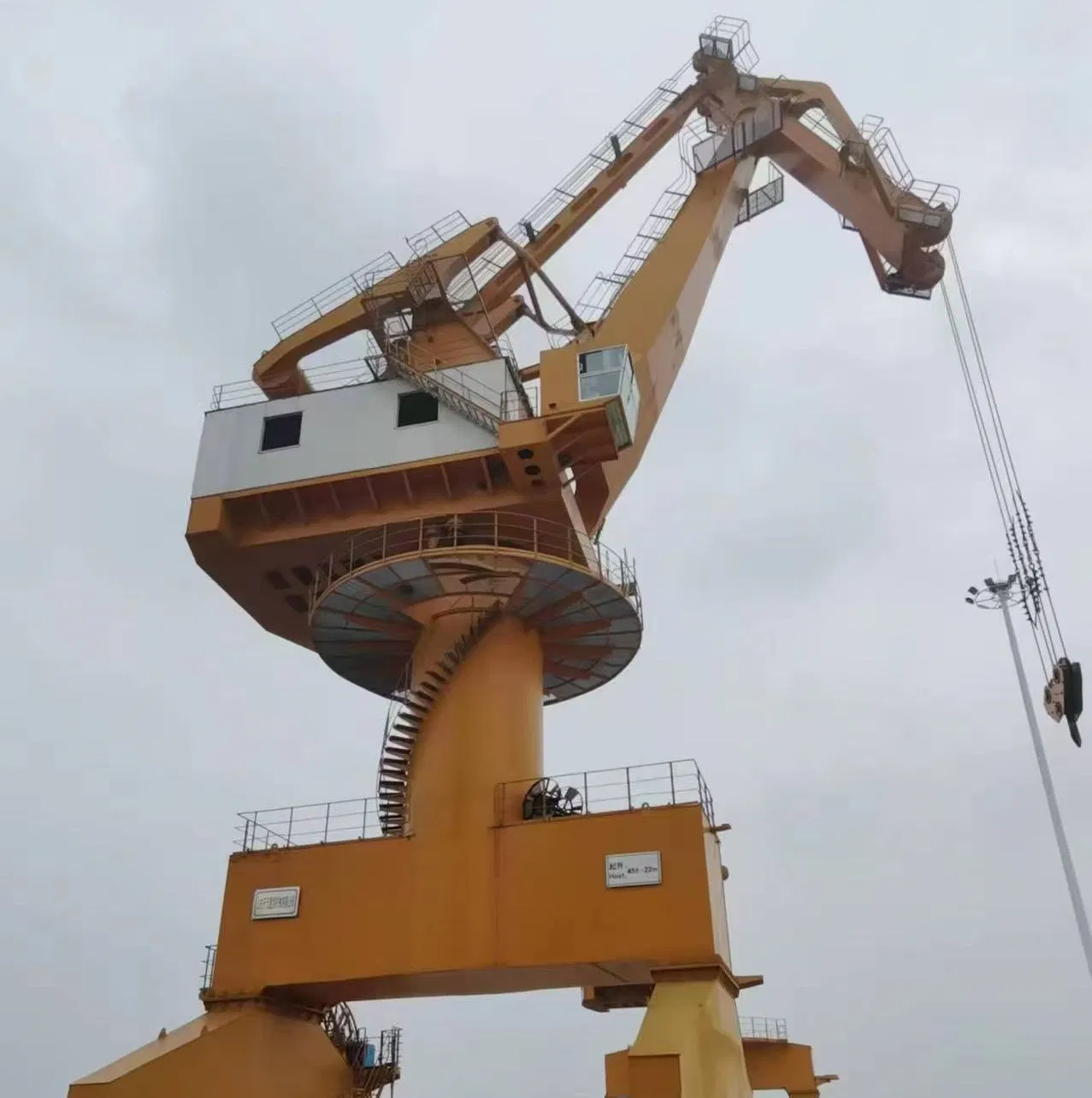 Electric Mobile Harbour/Port Crane: Portal/Dock Level Luffing Hoisting Crane with Winch Load Lifting Mechanism &amp; Electrical Hoist Gantry Crane 20-1000 Ton