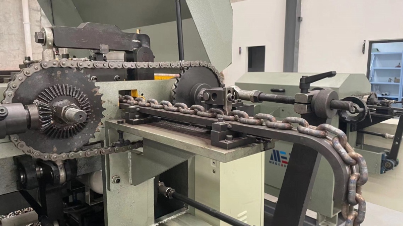 Automatic chain correcting machine ensuring precision in chain production
