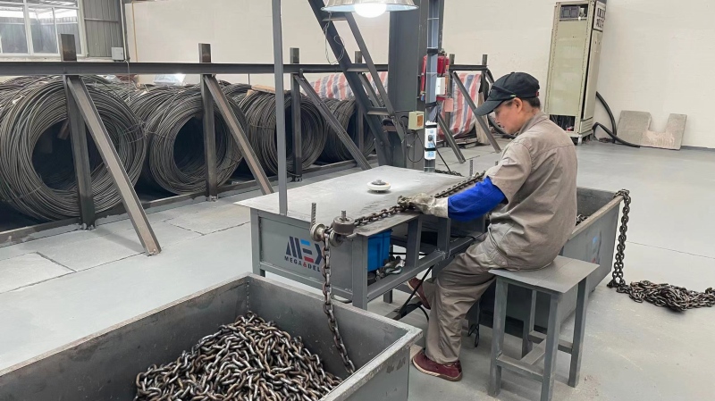 Final quality inspection of lifting chains before shipment