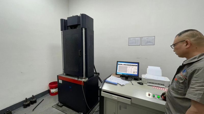 Tensile testing of lifting chains to ensure compliance with CE and GS standards