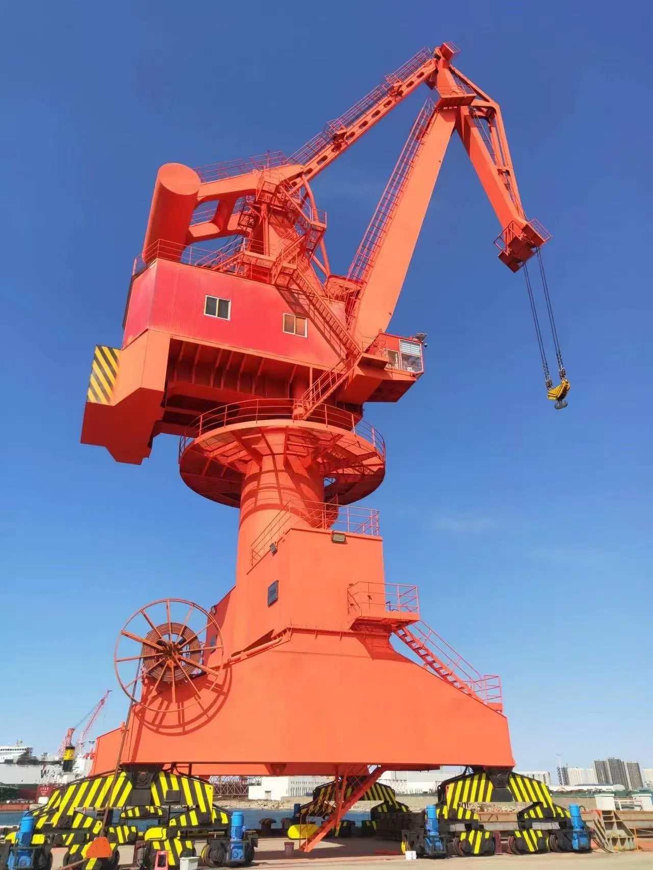 Electric Mobile Harbour/Port Crane: Portal/Dock Level Luffing Hoisting Crane with Winch Load Lifting Mechanism &amp; Electrical Hoist Gantry Crane 20-1000 Ton