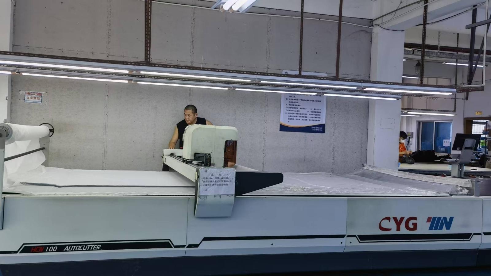 Máquinas de corte automático CNC en la planta de Grafi Clothing Shenzhen
