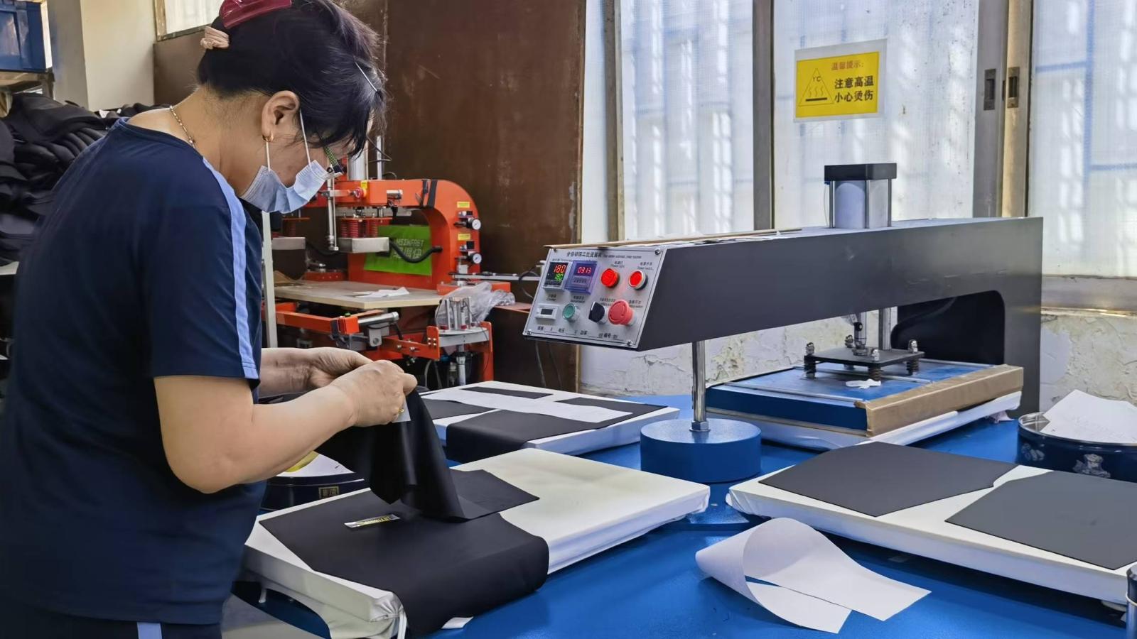 Proceso de impresión por transferencia en ropa deportiva Grafi