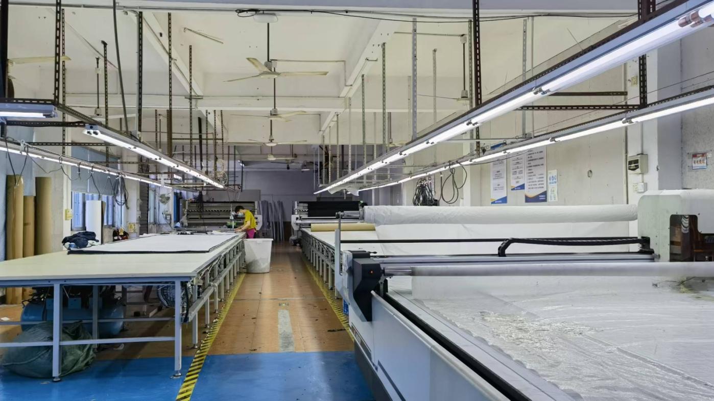 Proceso de corte de tela con precisión en la fábrica de Grafi Clothing
