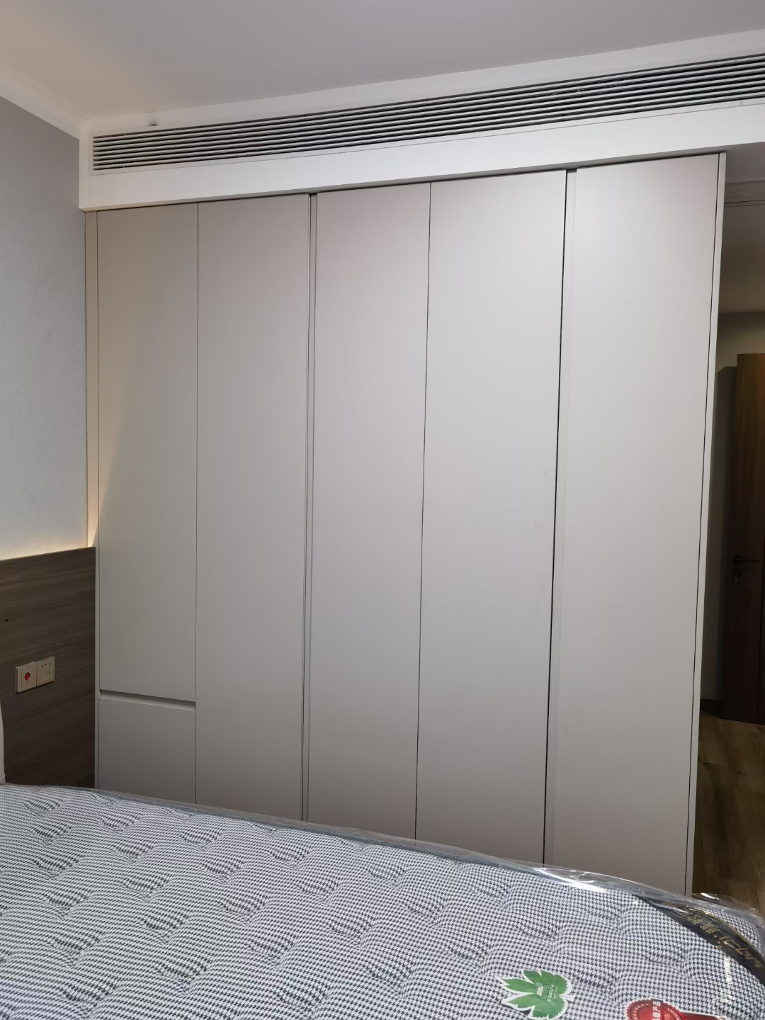 Modern Light Luxury Minimalist Bedroom Furniture Wardrobe Detachable Design Adjustable Eco-Friendly Materials Easy Assembly