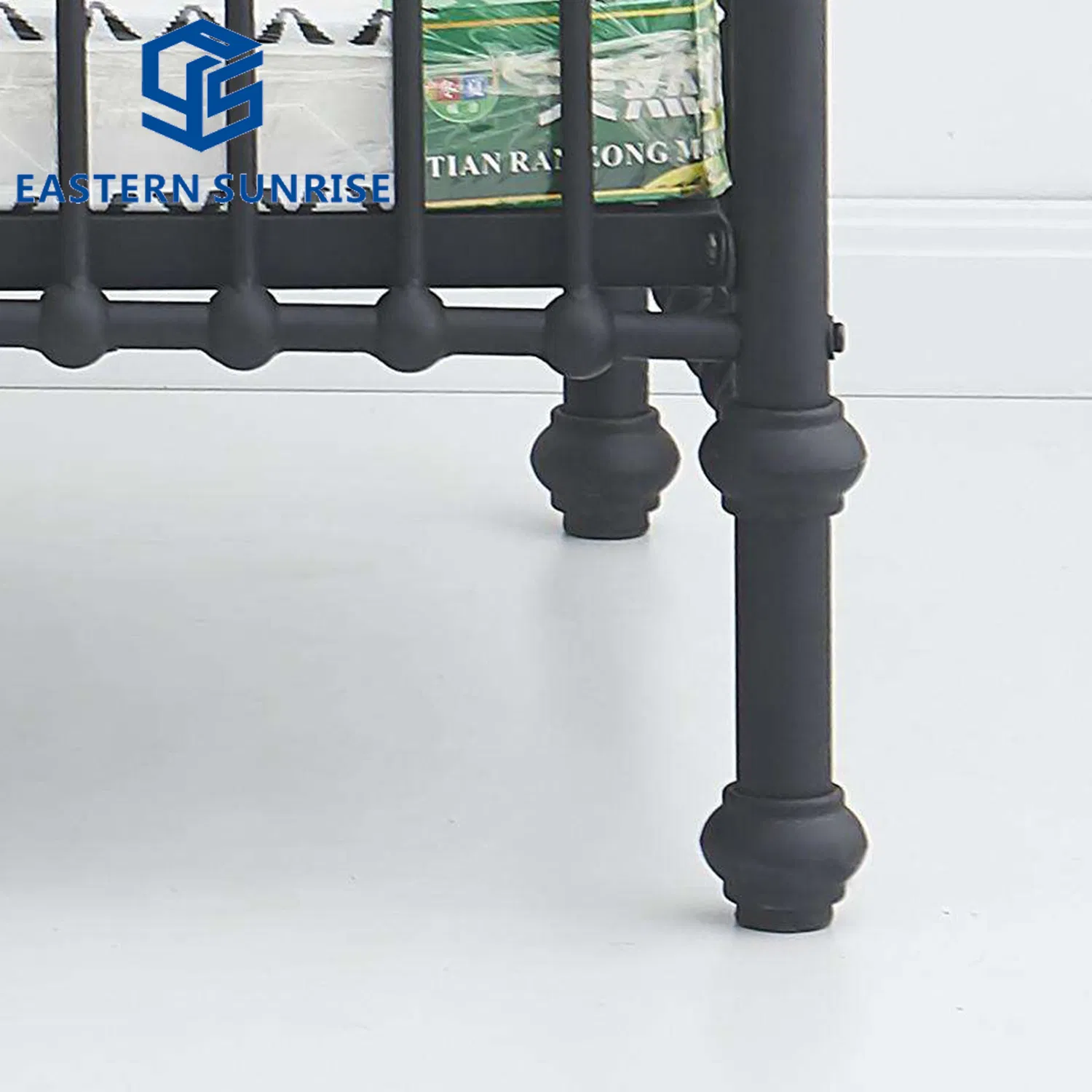 [Factory Direct] Classic Iron Enfant Bed with Customized Decorative Ball Accents