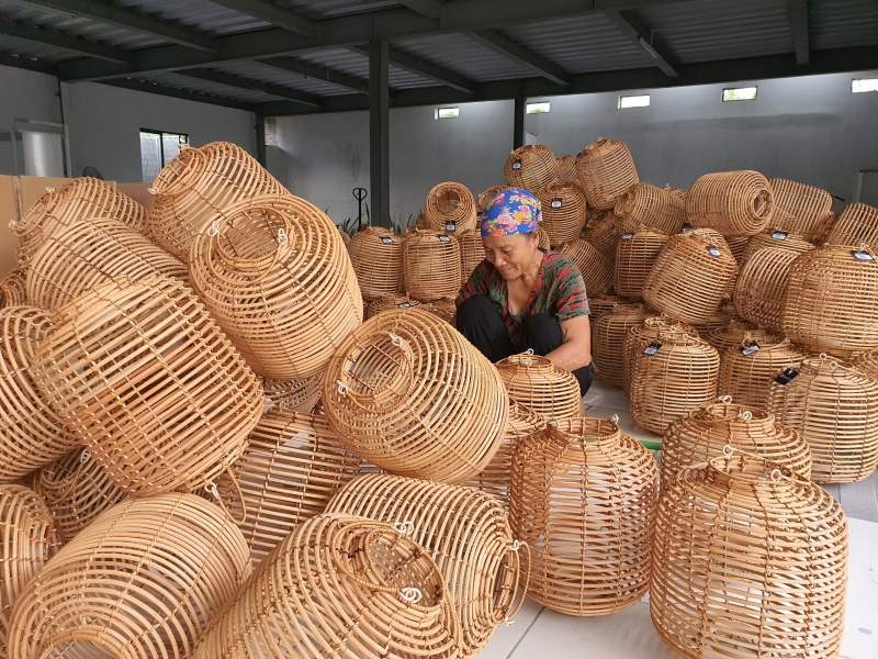 Artisans weaving